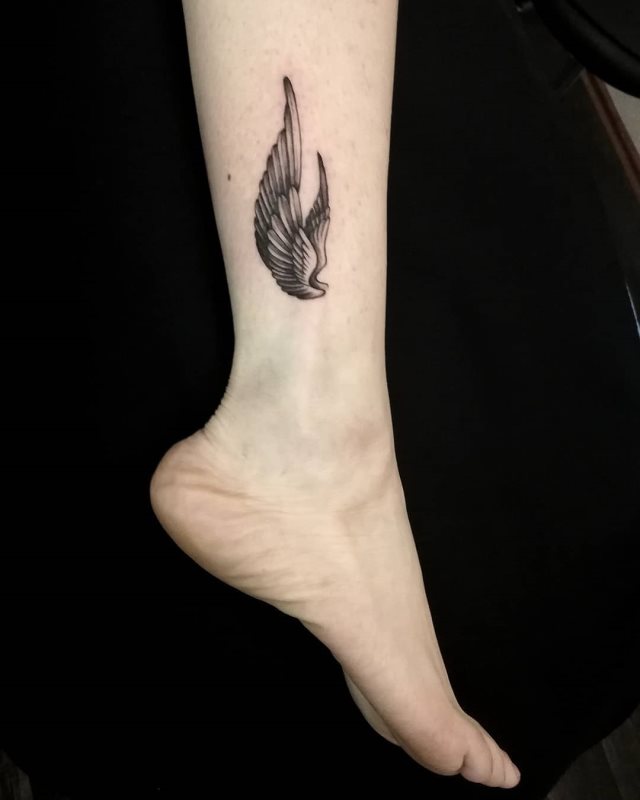 tattoo femenino con unas alas 07