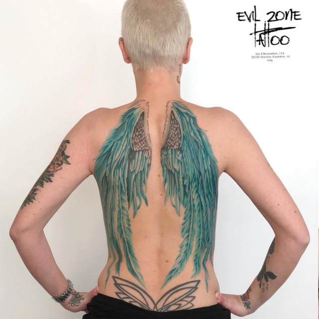 tattoo femenino con unas alas 08