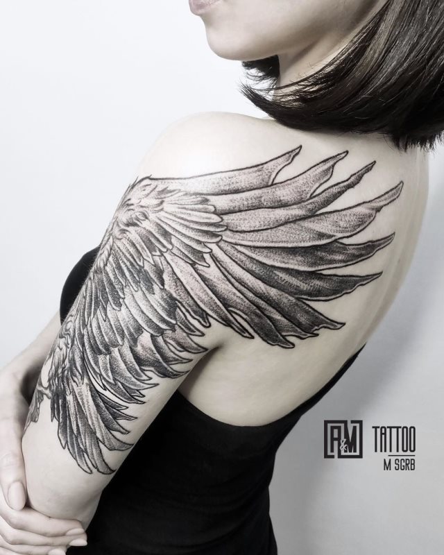 tattoo femenino con unas alas 10
