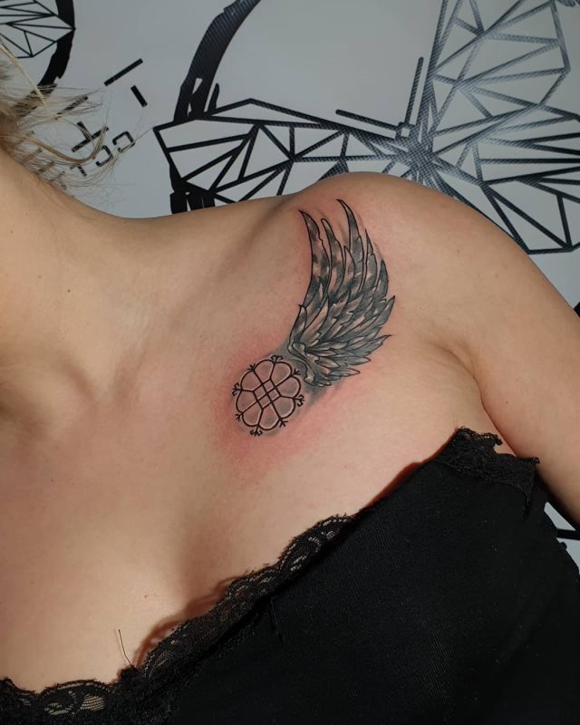 tattoo femenino con unas alas 13