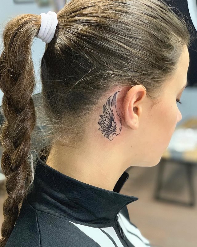 tattoo femenino con unas alas 14