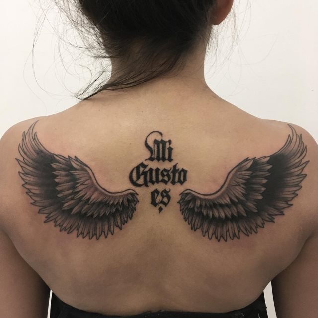 tattoo femenino con unas alas 15