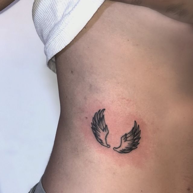 tattoo femenino con unas alas 17