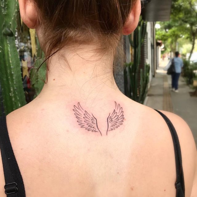 tattoo femenino con unas alas 18