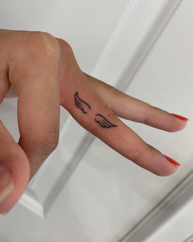 tattoo femenino con unas alas 20