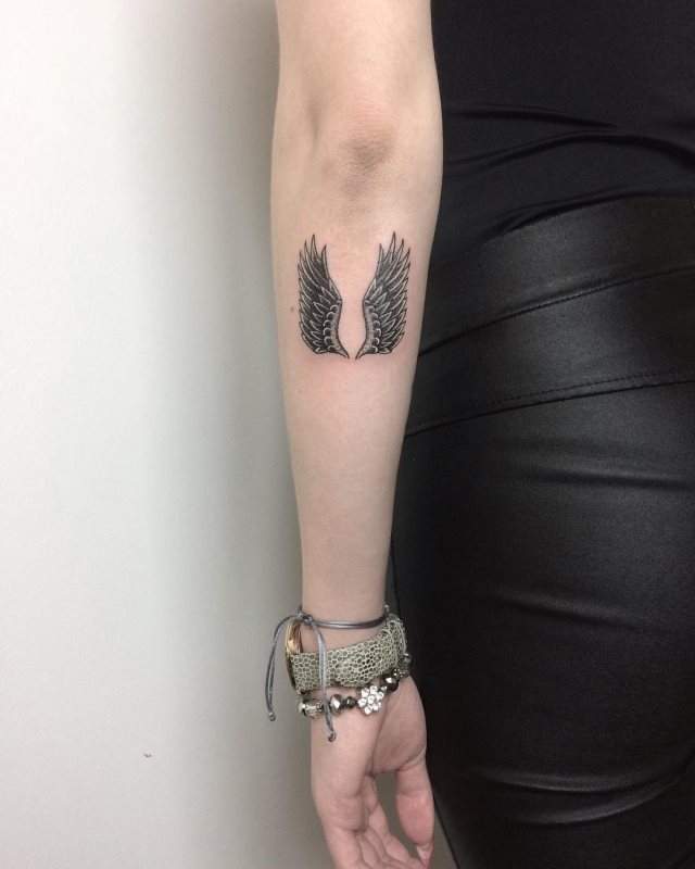 tattoo femenino con unas alas 21