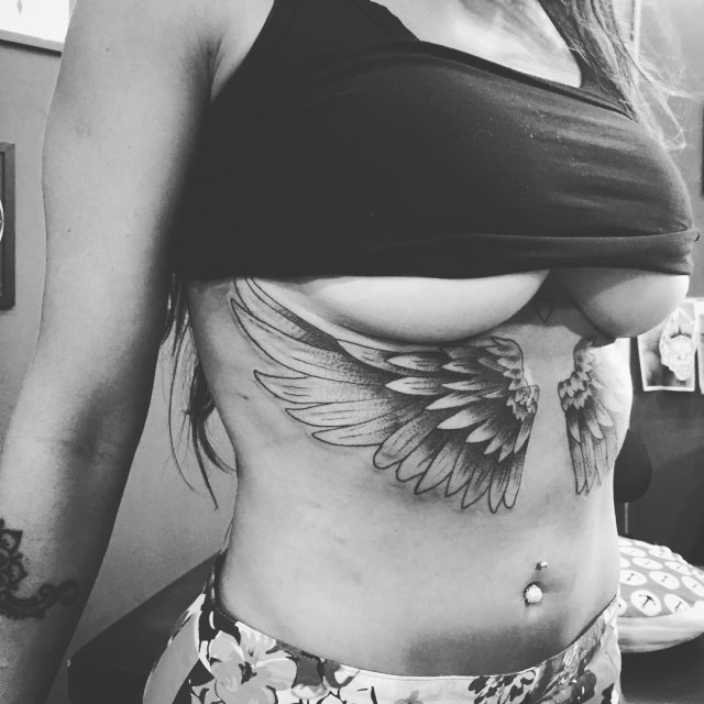 tattoo femenino con unas alas 22