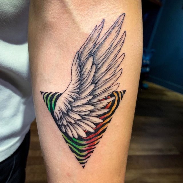 tattoo femenino con unas alas 24