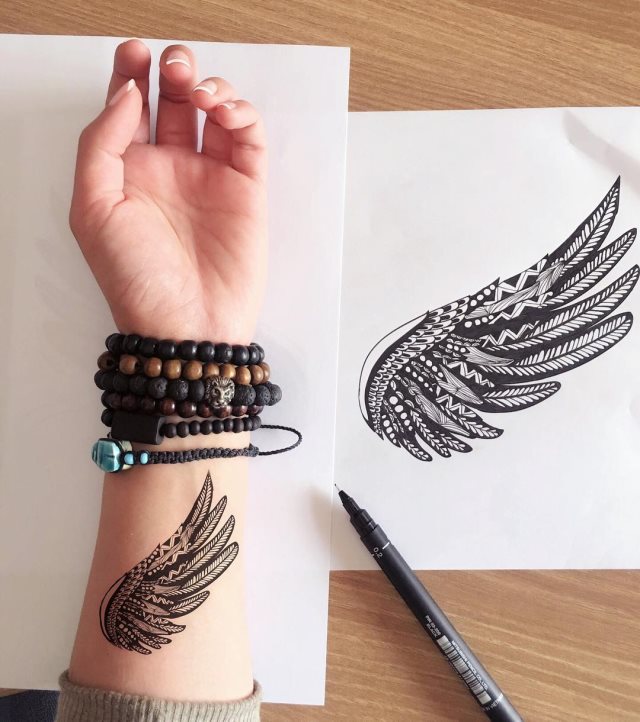 tattoo femenino con unas alas 26