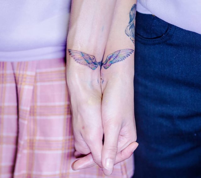 tattoo femenino con unas alas 27
