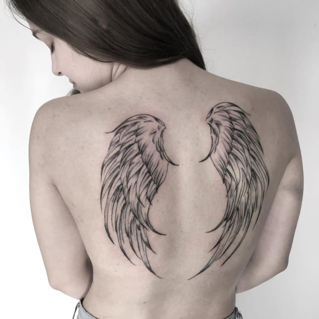 tattoo femenino con unas alas 28