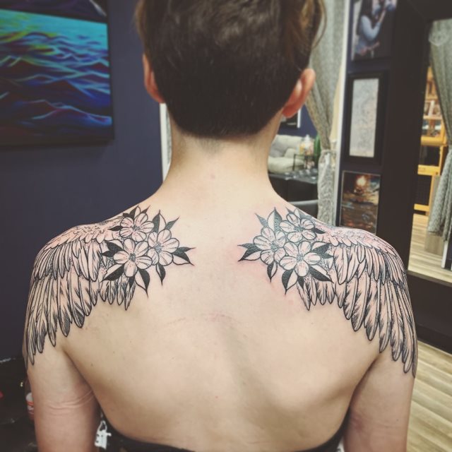 tattoo femenino con unas alas 30
