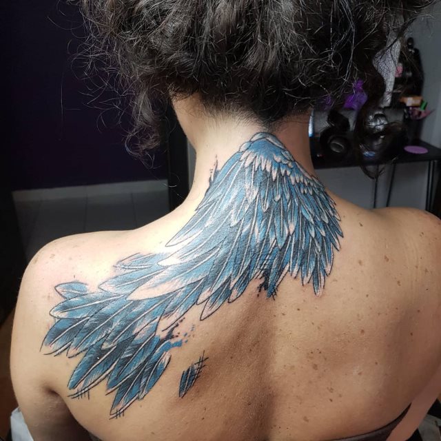 tattoo femenino con unas alas 32