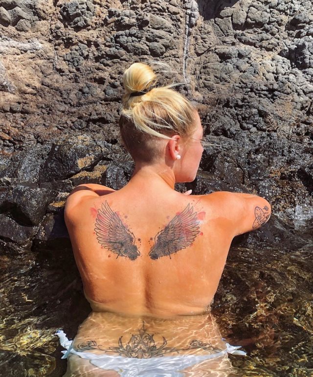 tattoo femenino con unas alas 33