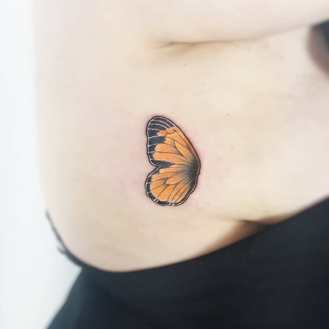 tattoo femenino con unas alas 34