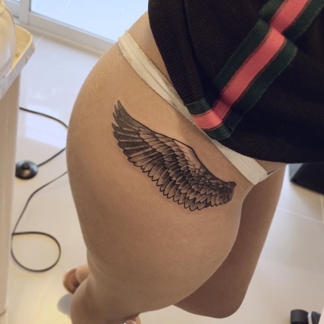 tattoo femenino con unas alas 35