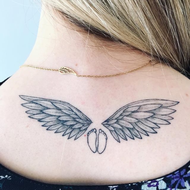 tattoo femenino con unas alas 38