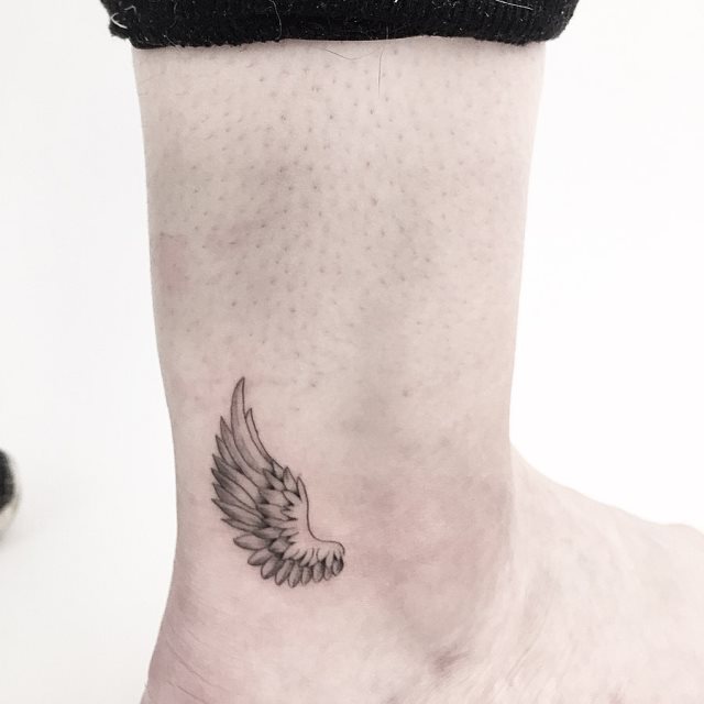 tattoo femenino con unas alas 39