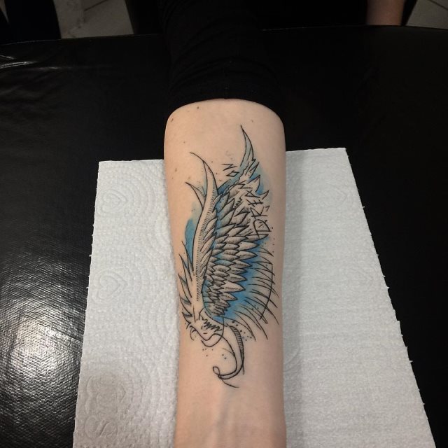 tattoo femenino con unas alas 40