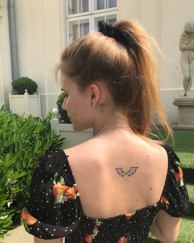 tattoo femenino con unas alas 41