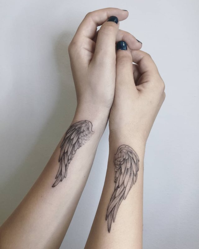tattoo femenino con unas alas 43