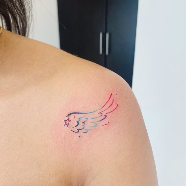 tattoo femenino con unas alas 44