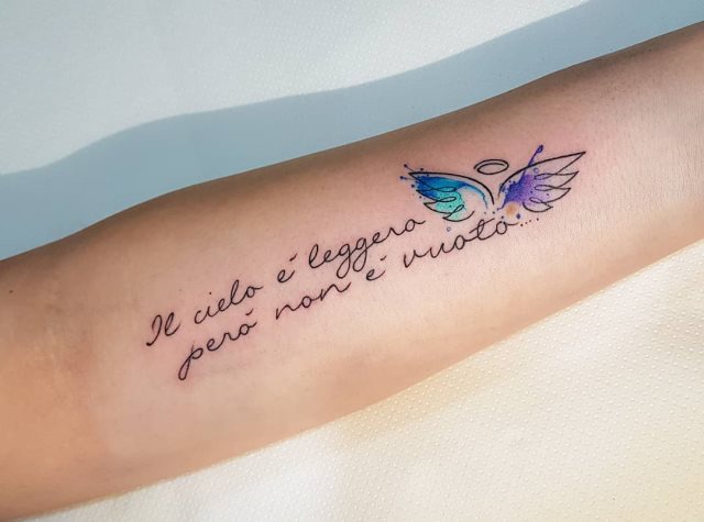 tattoo femenino con unas alas 48