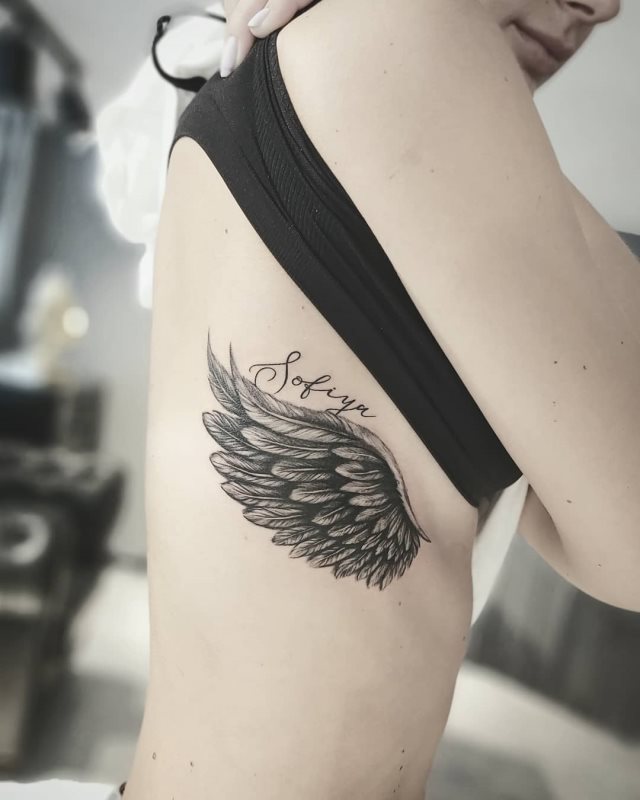 tattoo femenino con unas alas 51