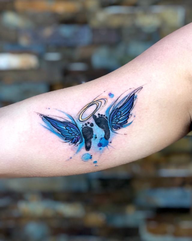 tattoo femenino con unas alas 52