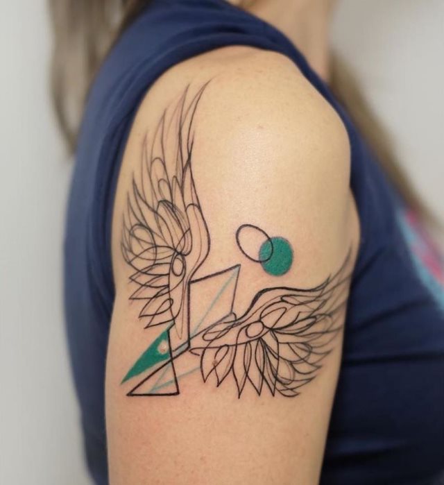 tattoo femenino con unas alas 53