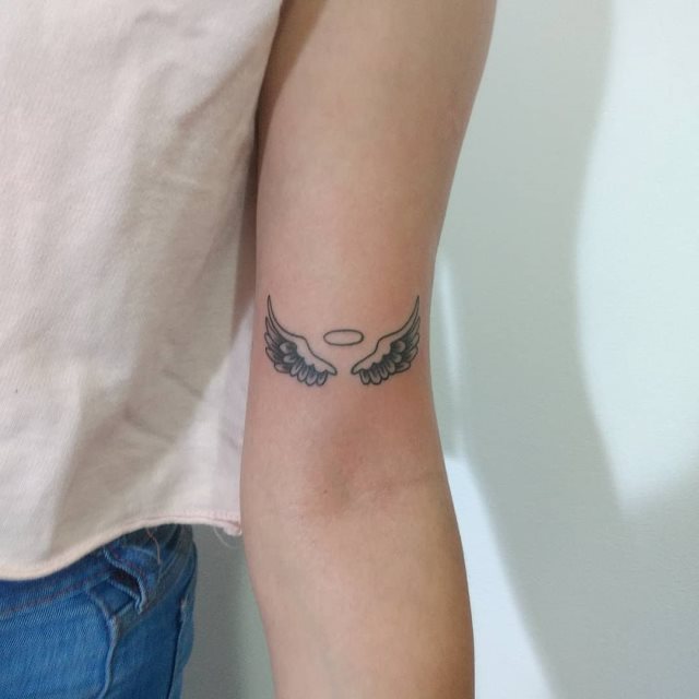 tattoo femenino con unas alas 54