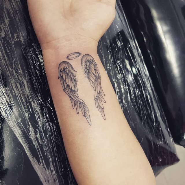 tattoo femenino con unas alas 56