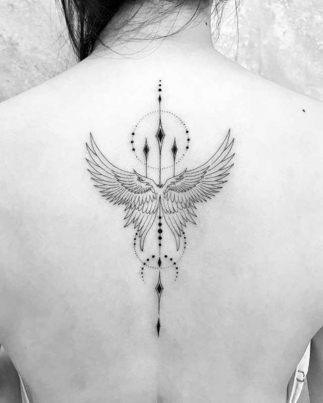 tattoo femenino con unas alas 61