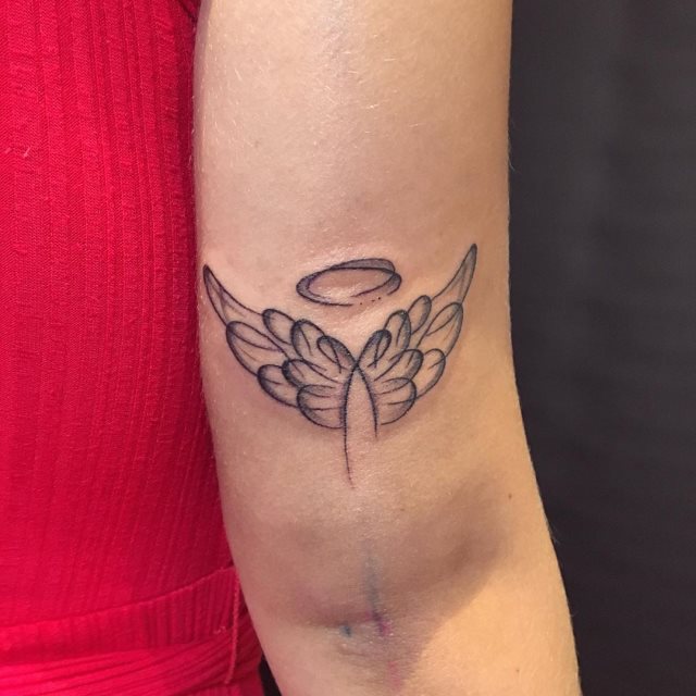 tattoo femenino con unas alas 62
