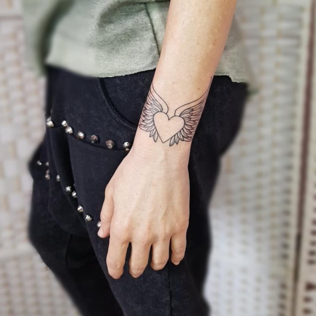 tattoo femenino con unas alas 63