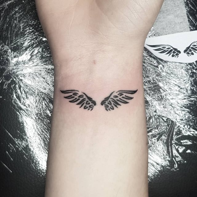 tattoo femenino con unas alas 65