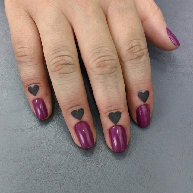 tattoo femenino corazon en un dedo 01