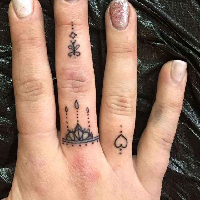 tattoo femenino corazon en un dedo 03