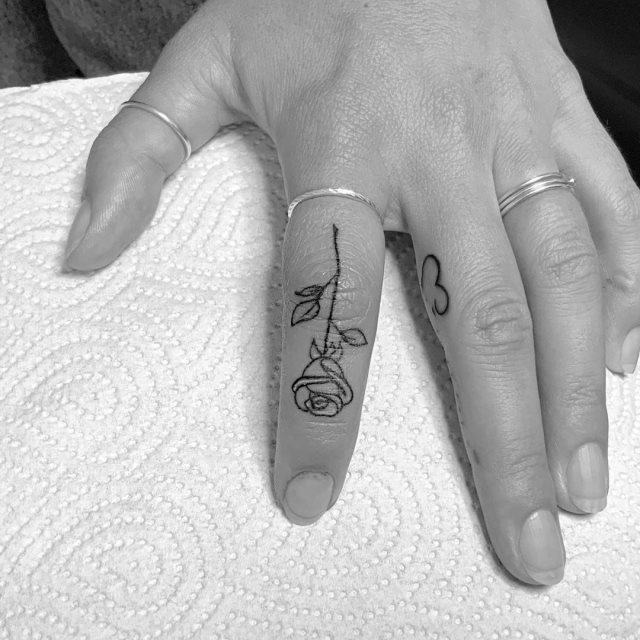 tattoo femenino corazon en un dedo 07