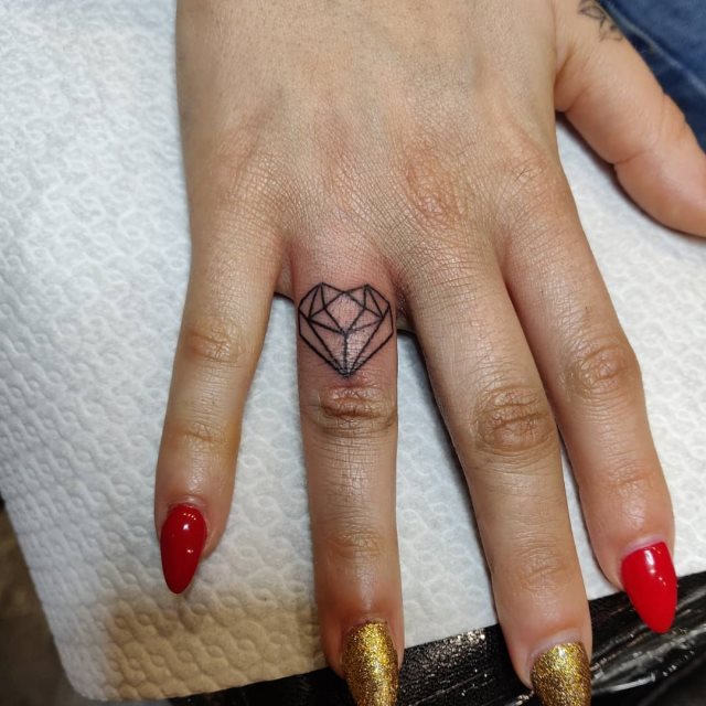 tattoo femenino corazon en un dedo 08