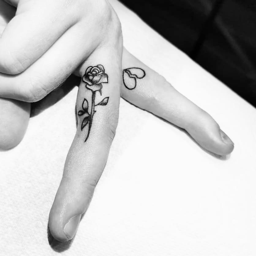 tattoo femenino corazon en un dedo 10