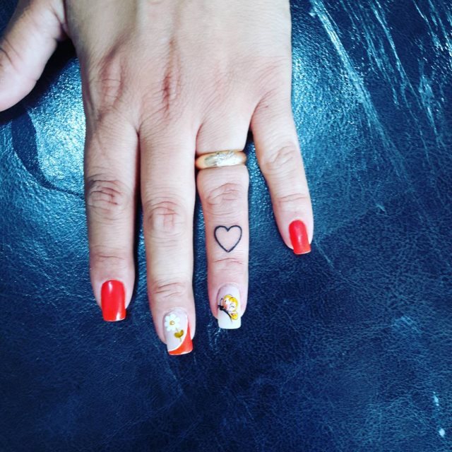 tattoo femenino corazon en un dedo 11