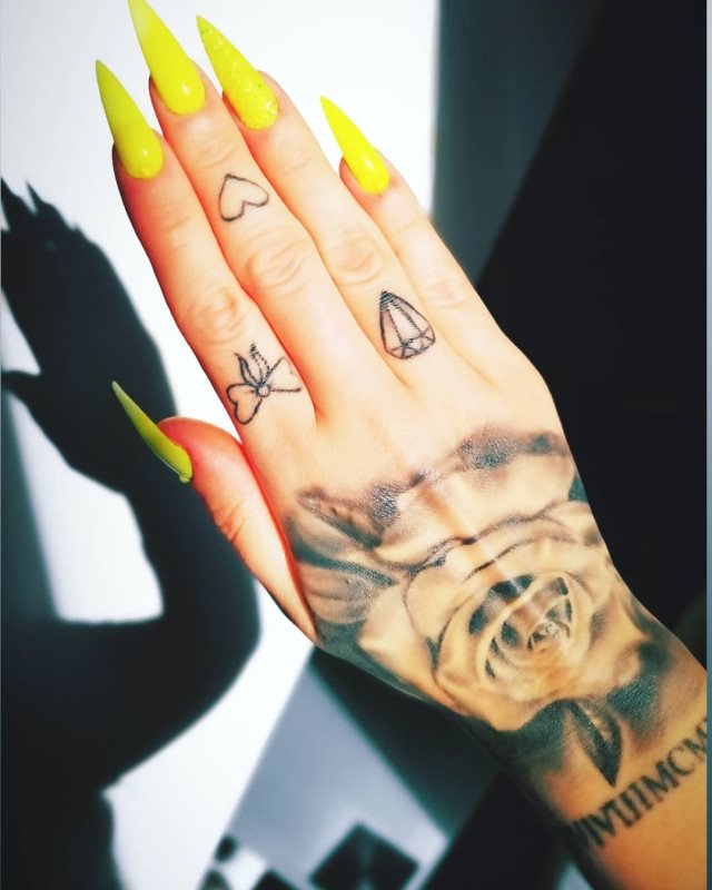 tattoo femenino corazon en un dedo 15
