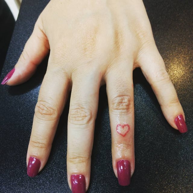 tattoo femenino corazon en un dedo 17
