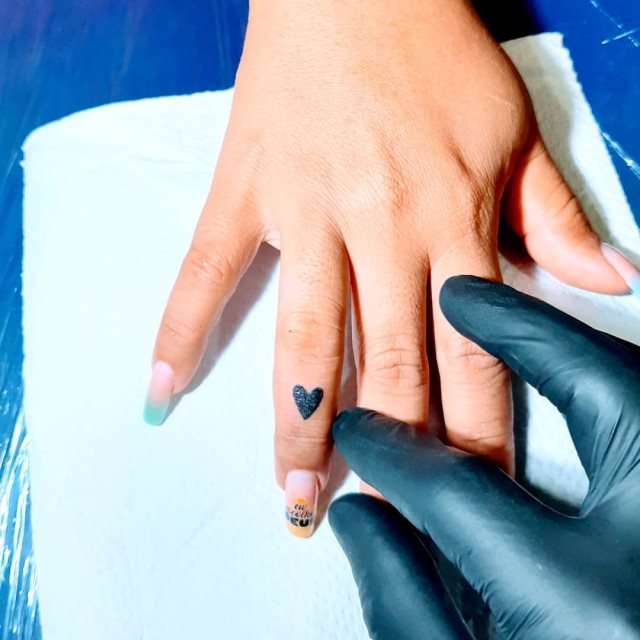 tattoo femenino corazon en un dedo 19