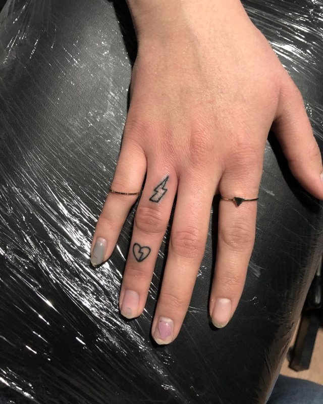 tattoo femenino corazon en un dedo 20