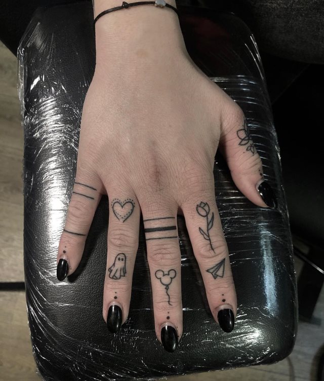 tattoo femenino corazon en un dedo 21