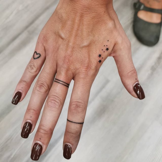 tattoo femenino corazon en un dedo 22