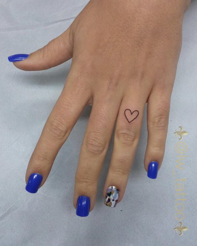 tattoo femenino corazon en un dedo 23
