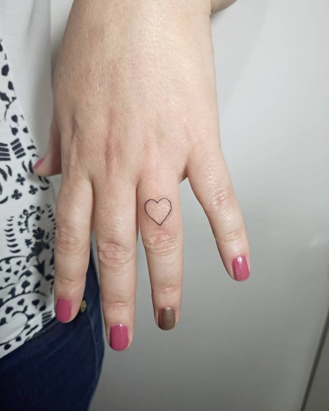 tattoo femenino corazon en un dedo 24